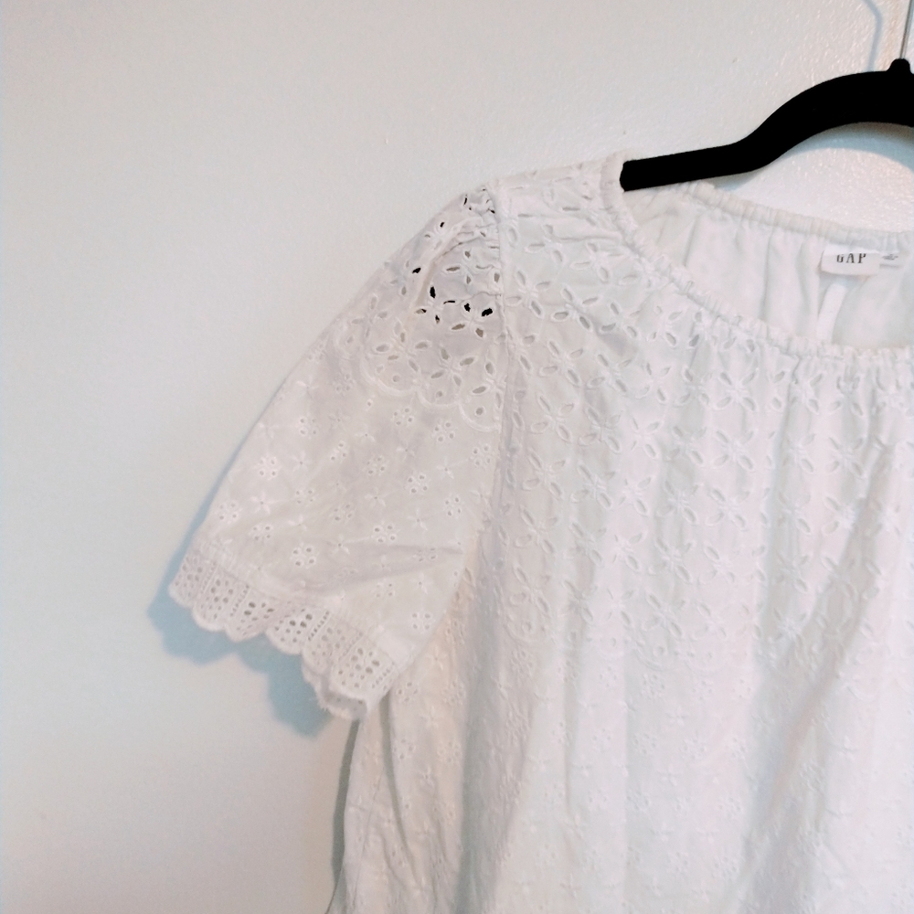 Gap eyelet white dress with elastic neckline.  Lined with short sleeves, size sm - Picture 3 of 5